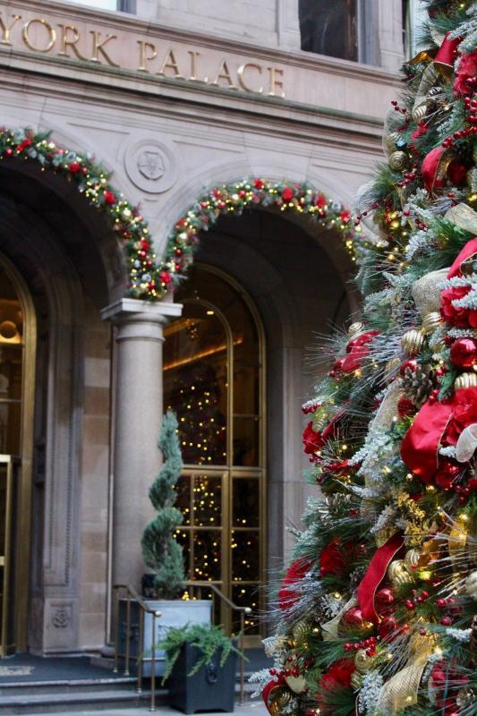 New York Palace met kerstversiering